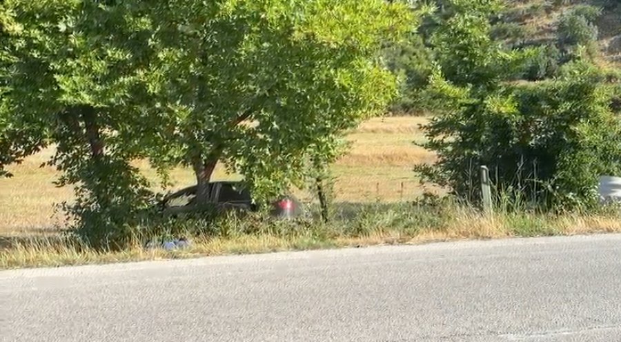 Aksidentohet çifti nga Kosova në aksin Gjirokastër Tepelenë  makina del nga rruga e përfundon në fushë