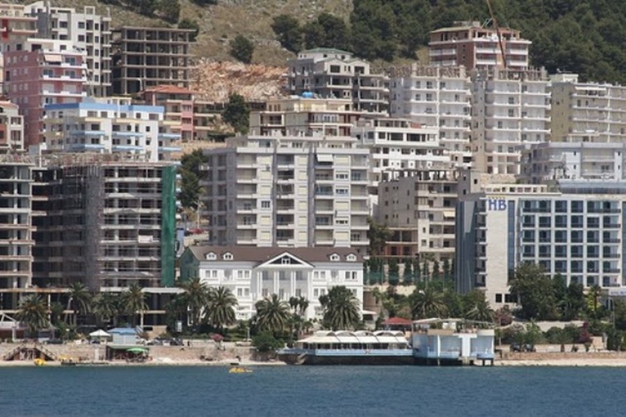 Ndërtoi hotel pa leje në Ksamil, dënohet me 2 vjet burg (EMRI)