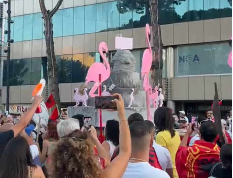  Edhe 100 vite në burg   Protestuesit me tortë për ditëlindjen e Ramës i këndojnë  Shumë burg për ty 