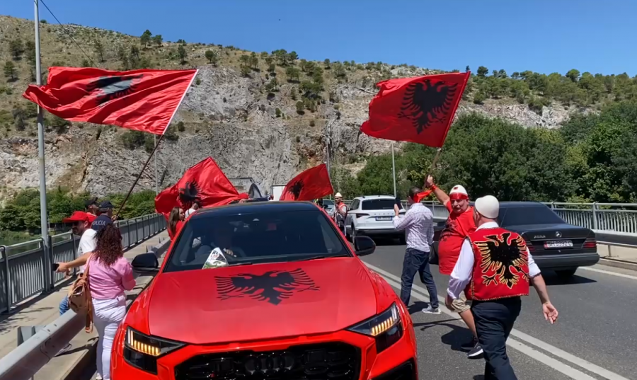 Dyndje emigrantësh në pikën kufitare të Muriqanit  diaspora i bashkohet protestës në Tiranë