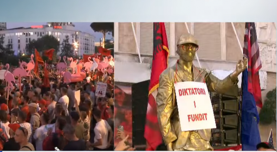  Diktatori i fundit   protestuesit rrëzojnë bustin e Ramës para Kryeministrisë