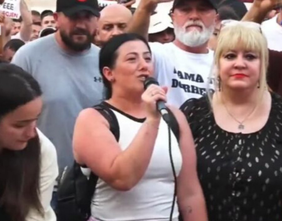 VIDEO   Të tjerë duhet të jetë në burg   bashkëshortja e Altin Hilës thirrje për lirimin e protestuesve  Lironi çunat