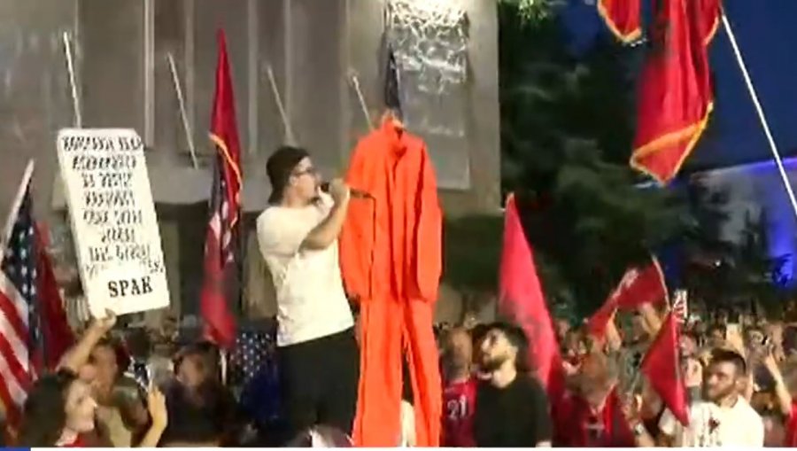 VIDEO  Studentët dhuratë Ramës një kostum burgu  një brisk dhe një sapun  Mos dalsh kurrë nga burgu