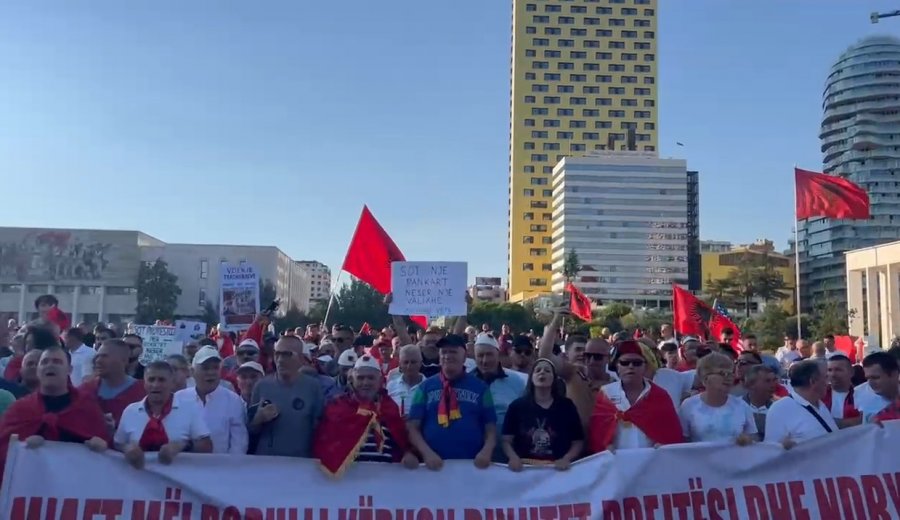 LIVE   Rama jepe dorëheqjen   protesta e 35 të në Tiranë  diaspora i bashkohet qytetarëve në shesh