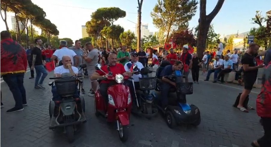 Rama jepe dorëheqjen  Edhe personat me aftësi të kufizuar në protestë  Në buledard flamuri gjigant kuq e zi
