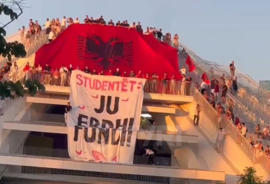  Ju erdhi fundi   Banderola e studentëve shpaloset tek Piramida