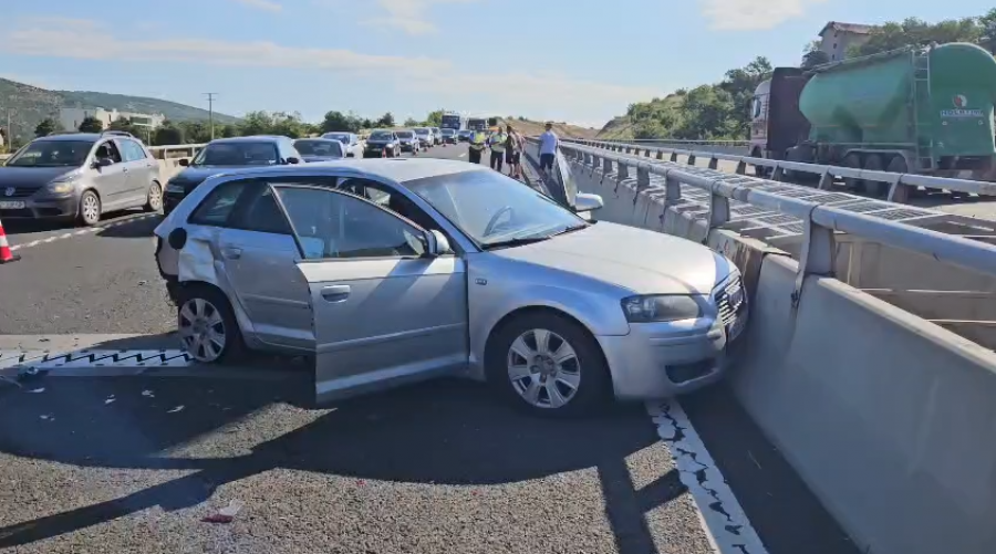 Përplasen 6 automjete pranë Pikës Kufitare të Morinës, mes të plagosurve një fëmijë dhe një grua shtatzënë