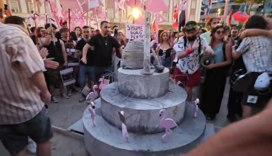  Shumë burgim për Ramën   Torta prej betoni vendoset para kryeministrisë  protestuesit i këndojnë me megafon