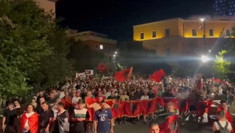  Jepe dorëheqjen   Marshimi protestë në rrugët e Tiranës  Mijëra qytetarë dhe diaspora kërkojnë largimin e Ramës