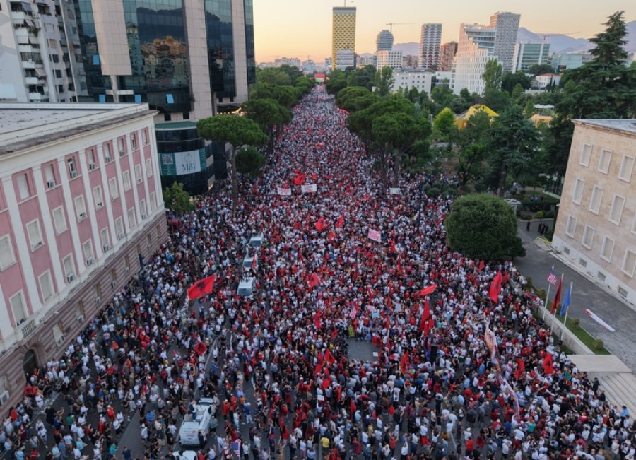ISHIN ME MIJERA  Pamjet nga lart  Nga e gjithë Shqipëria dhe diaspora me orë në Bulevard   Rama jepe dorëheqjen  