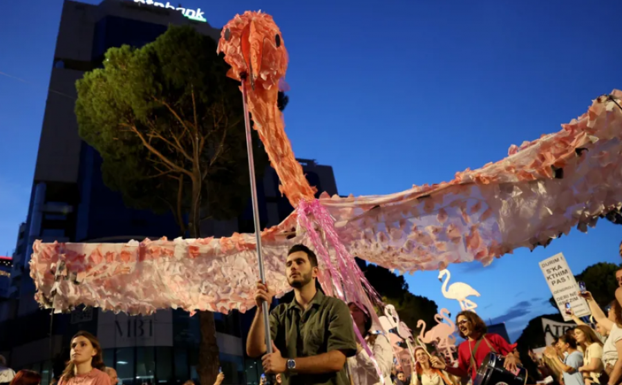 BBC: ‘Revolucioni i Flamingove’ merr hov, shqiptarët kërkojnë dorëheqjen e Ramës