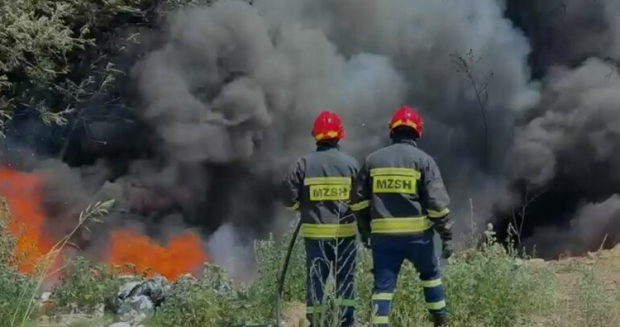 Përfshihet nga flakët një varrezë makinash në Kamëz, tymi mbulon zonën
