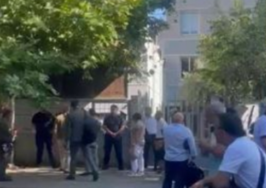 SYRI TV/ Gjykata e Tiranës  shqyrton masat për 21 protestuesit - Qytetarët mblidhen para dyerve të gjykatës