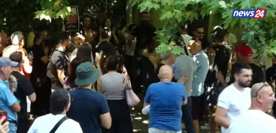 Qytetarët nuk lëvizin nga gjykata, jehojnë thirrjet në kor: Rama në burg, çunat jashtë! Gjithë Shqipëria këtë ka dasht!