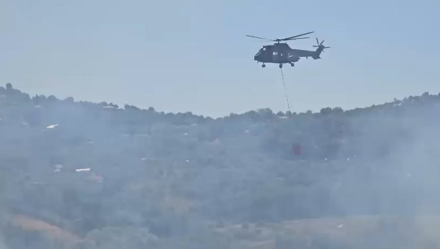 Zjarri në Fier del jashtë kontrollit  Flakët i afrohen rrugës nacionale  ndërhyn helikopteri