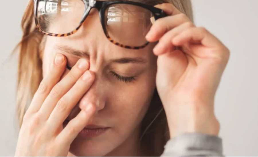 Studimi: Fërkimi i syve mund të çojë në probleme të përhershme të shikimit