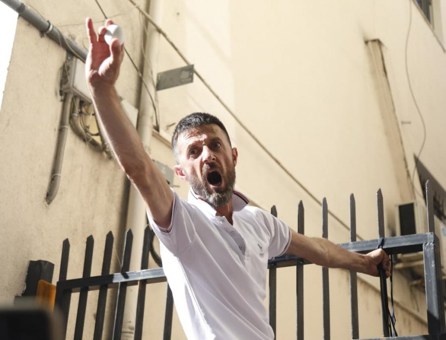 U dhunua nga policia, edhe pse kaloi kriza epilepsie/ Protestuesi del nga komisariati: Kjo ishte ‘arma’ ime