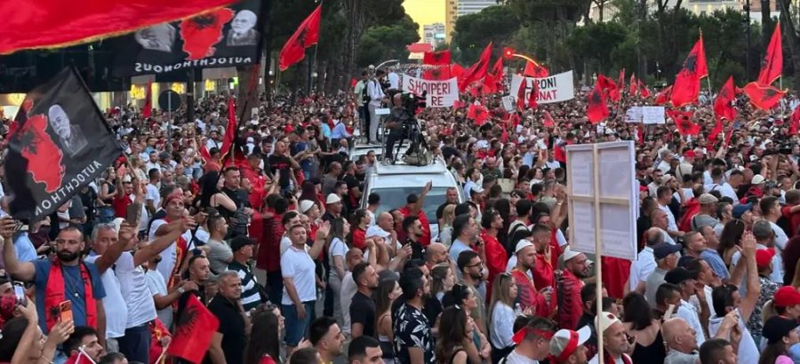 Protesta e mijëra shqiptarëve/ DW jehonë 35 ditëve tubim: Këtë regjim do ta çojmë në kazanin e plehrave