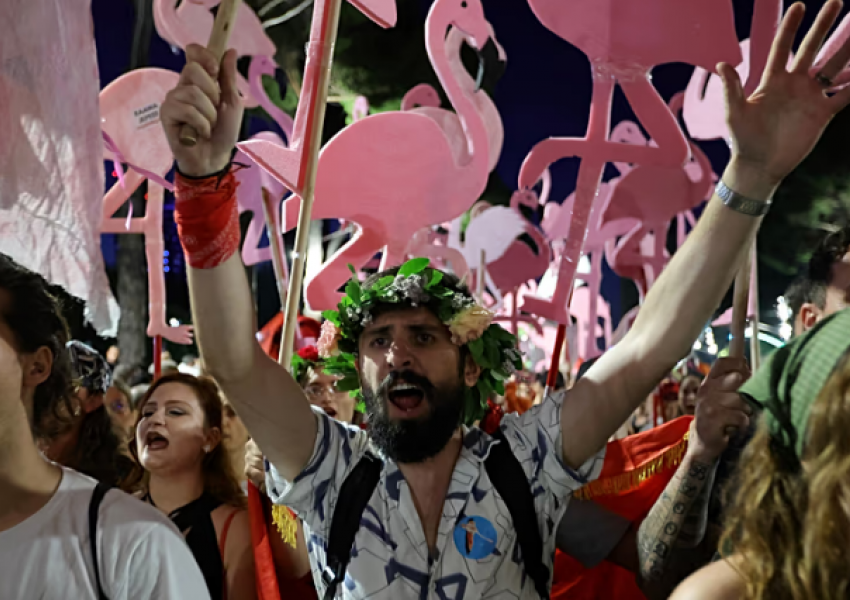 ‘Tortë betoni për Ramën’/ Rrjeti i madh televiziv: ‘Revolucioni Flamingo’ po tërheq gjithmonë e më shumë njerëz