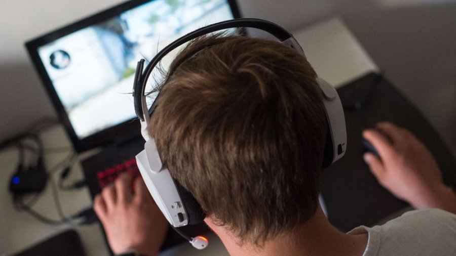 Kur ekranet marrin kontrollin  Shërimi i një adoleshenti nga varësia ndaj medies