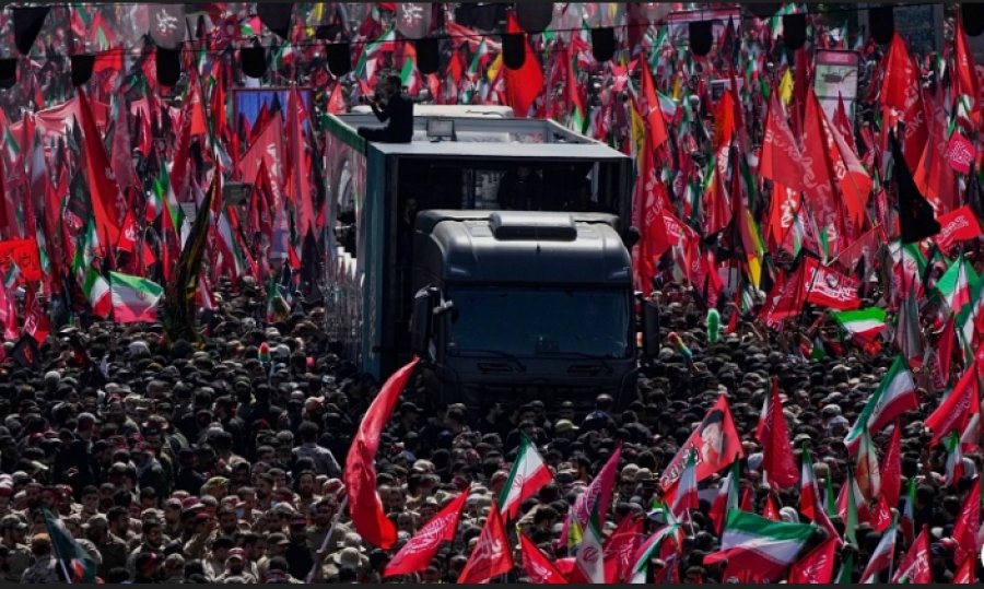 Arkivoli i Ali Khameneit mbartet nëpër rrugët e Teheranit