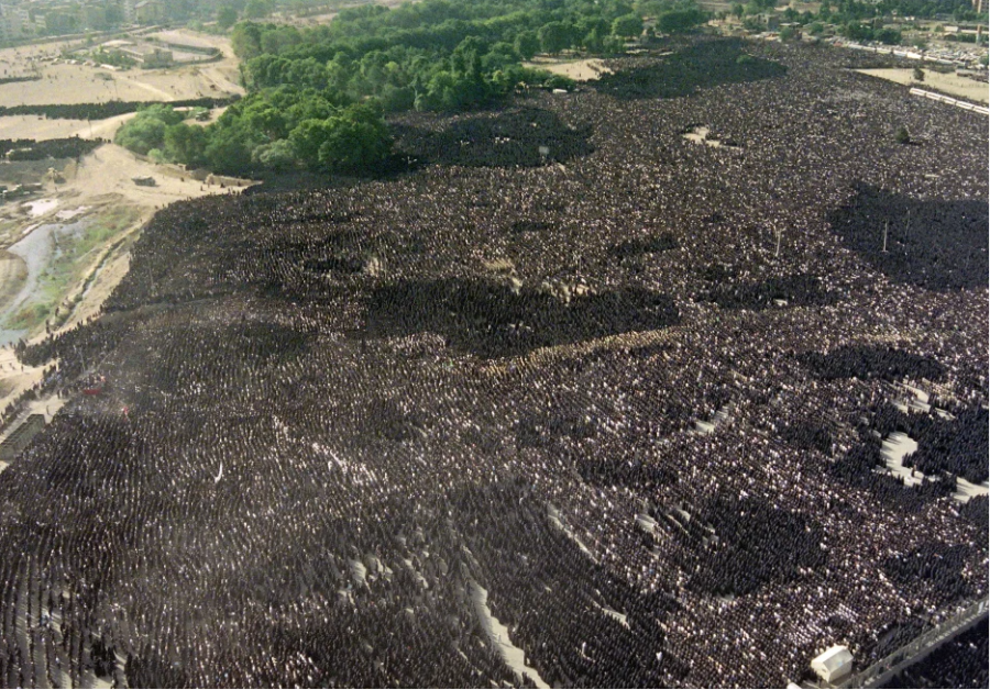 Rreth 10.2 milionë persona, Irani organizoi edhe në vitin 1989 një funeral masiv për udhëheqësin e tij suprem
