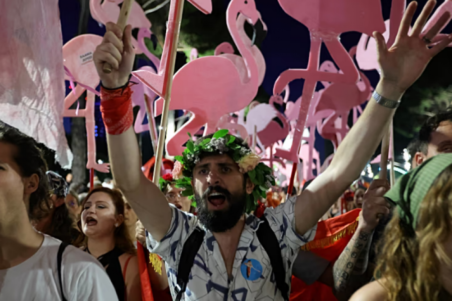 ‘Tortë betoni për Ramën’/ Rrjeti i madh televiziv: ‘Revolucioni Flamingo’ po tërheq gjithmonë e më shumë njerëz
