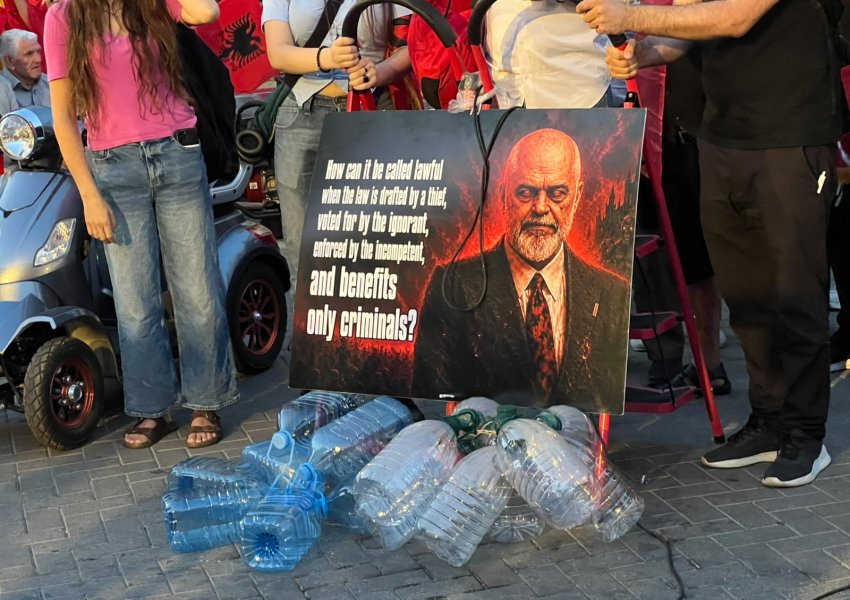 Pankartat pikante të ditës së 38-të të protestës kundër qeverisë Rama, qytetarët nuk kursejnë Ballukun