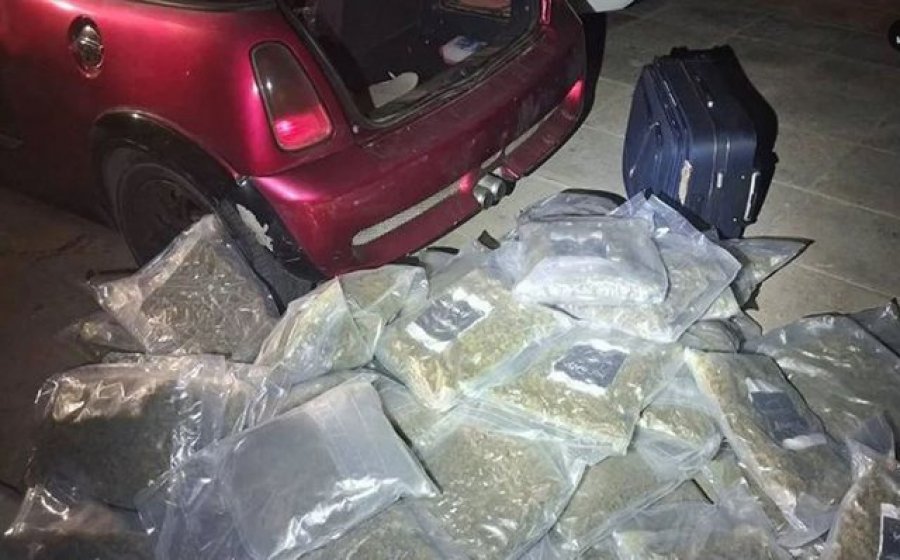 Greqi/ Transportuan 61 kilogramë lëndë narkotike me makinë, arrestohet një person, tjetri në arrati