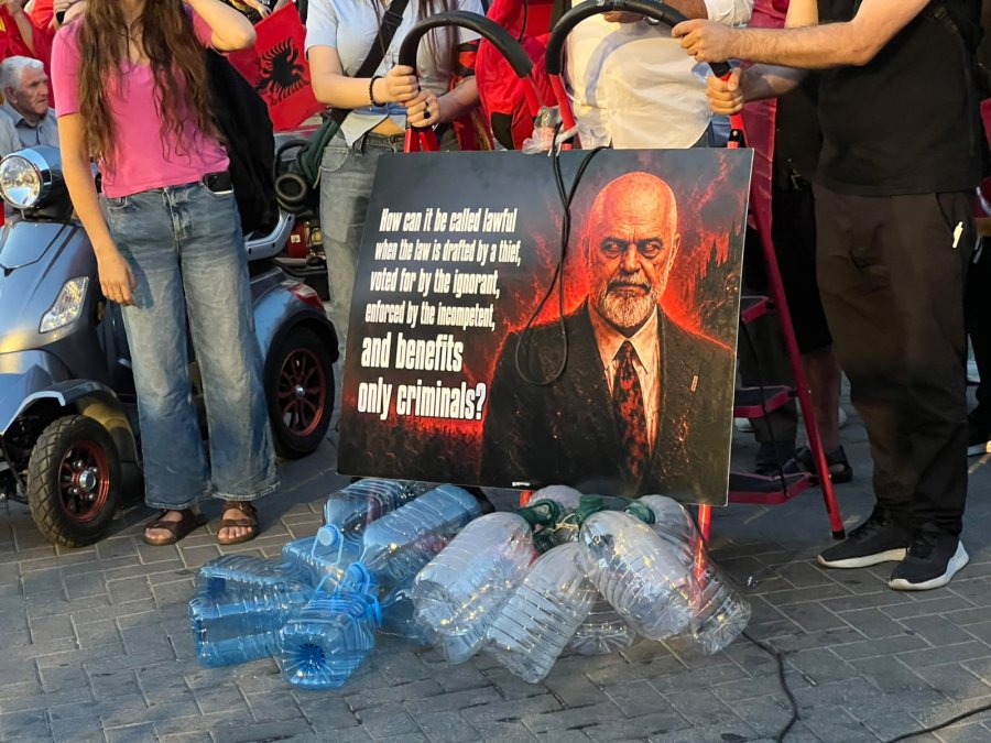 Pankartat pikante të ditës së 38 të të protestës kundër qeverisë Rama  qytetarët nuk kursejnë Ballukun