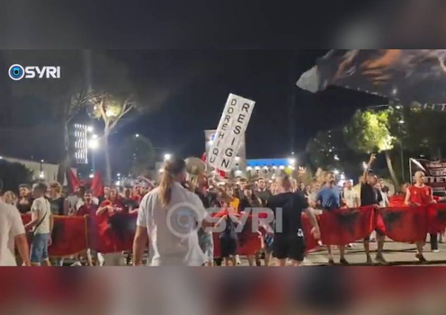  Rama  Rama  fuck you   Të rinjtë përshëndesin në kor kryeministrin gjatë marshimit nëpër Tiranë