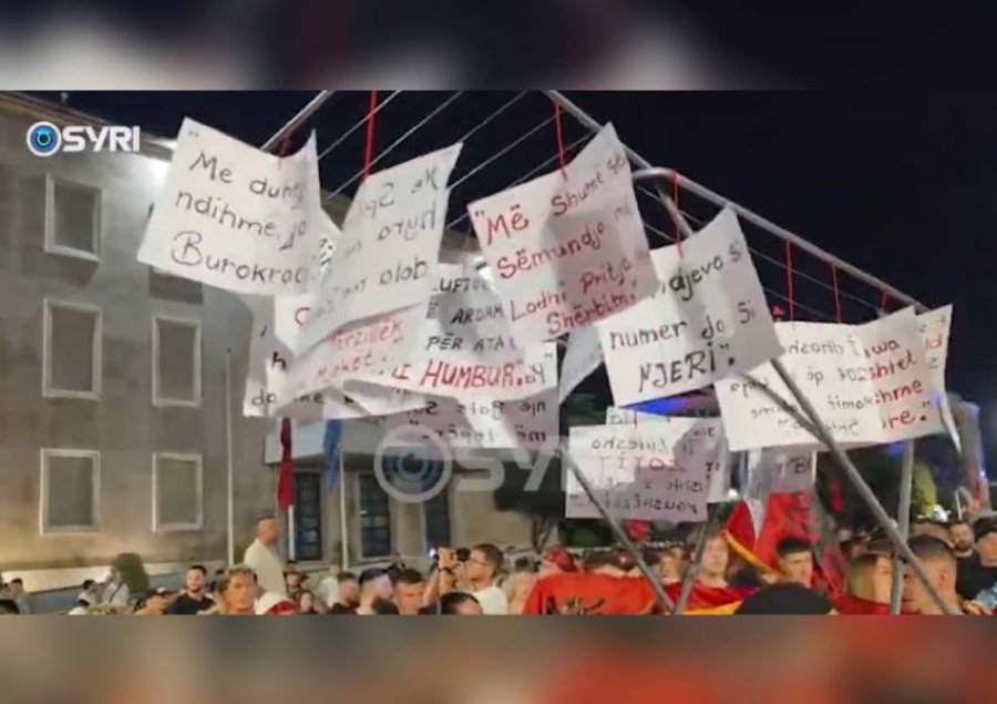  Hiqni kapelet   Të rinjtë i kërkojnë Policisë t i bashkohet protestës