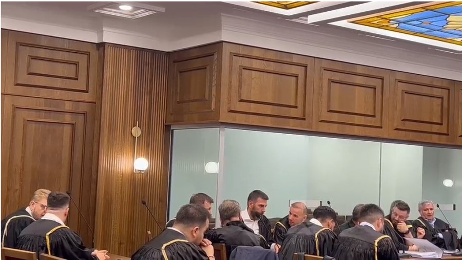 Nis gjyqi në themel ndaj Erion Veliajt, Ajola Xoxa kërkon shtyrjen e seancës me argumentin e raportit të lindjes