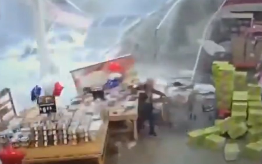 Shembet çatia e një marketi në New Jersey  shpëtojnë mrekullisht të gjithë blerësit  VIDEO 