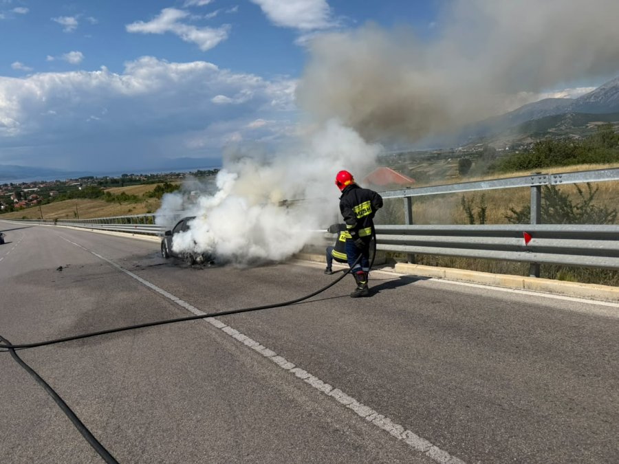 Përfshihet nga flakët 'Benzi' në aksin Qafë Plloçë-Pogradec, dyshimet e para