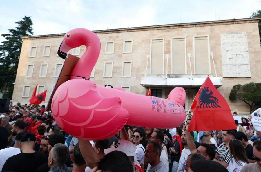 Revista franceze: Nga Tirana në Paris, shqiptarët në protestë kërkojnë dorëheqjen e Ramës