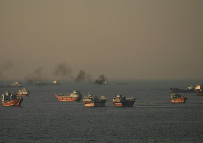 OKB: Rreth 6,000 marinarë ende të bllokuar në Gjirin Persik