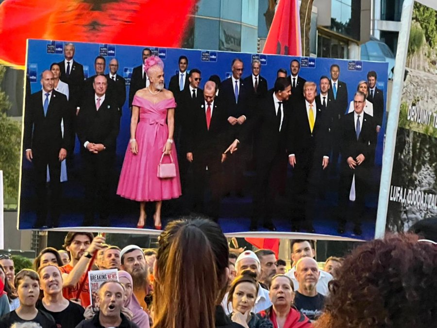 FOTO/ Pankartat pikante nga protesta qytetare: 4 mln euro i duam në onkologjik, jo për dëngla
