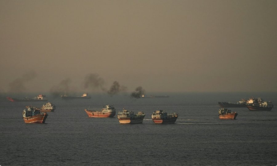 OKB: Rreth 6,000 marinarë ende të bllokuar në Gjirin Persik