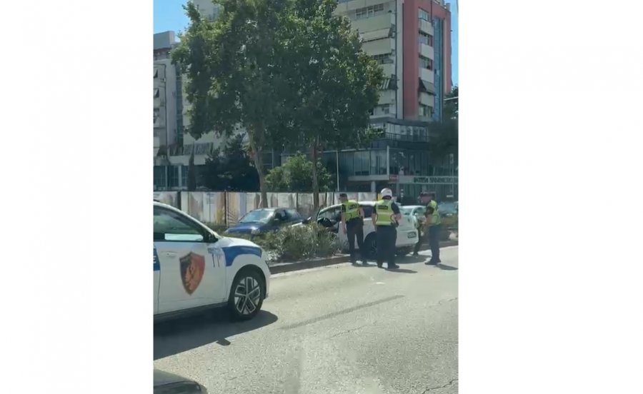 Aksident në Laprakë, makina përfundon mbi bordurën ndarëse të rrugës