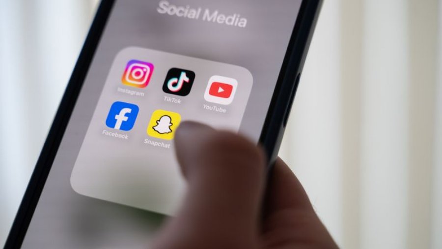 Komisioni i BE-së kundërshton ndalimin e planifikuar të mediave sociale nga Franca
