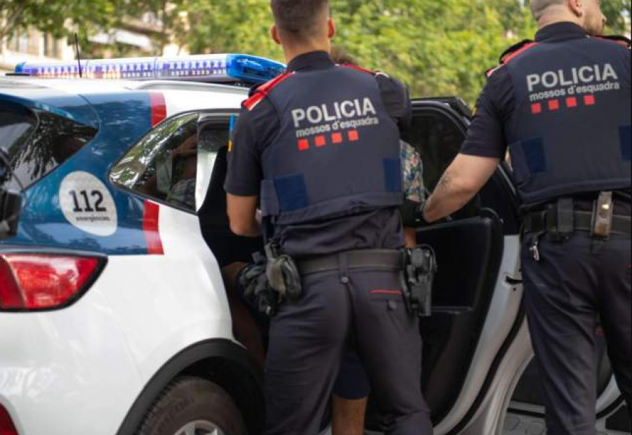 Kokainë rozë, armë dhe pajisje policie/ Autoritetet spanjolle arrestojnë të riun shqiptar