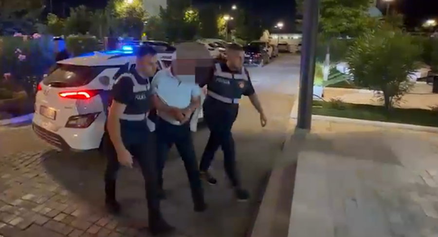 Lëviznin të armatosur në Rrugën e Dibrës dhe mbanin pistoleta për shitje në Kashar, arrestohen 3 persona