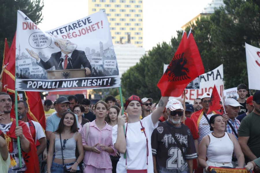 Propaganda qeveritare/ Si po përdoren shkrimet me emra të trilluar për të sulmuar protestën