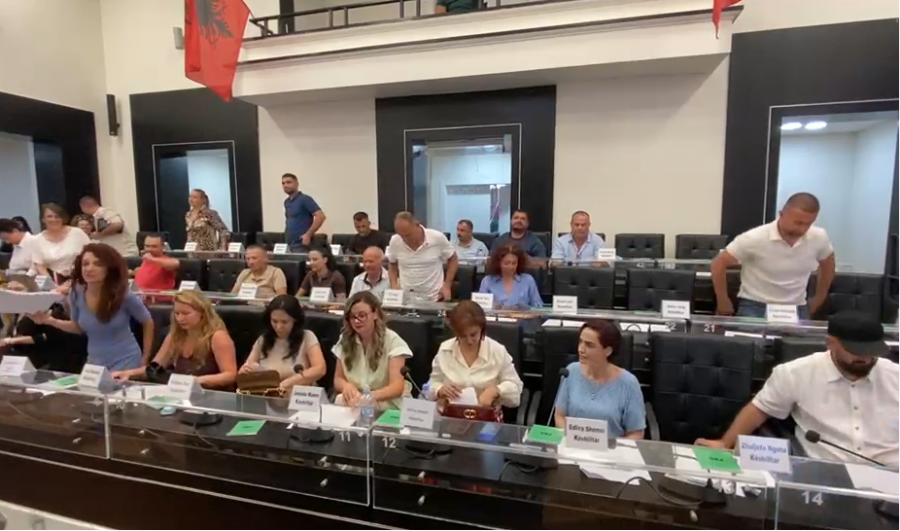 Këshillit Bashkiak të Durrësit/ Miratohen 13 pikat e rendit te ditës për barazinë gjinore, opozita kërkon shpjegime...