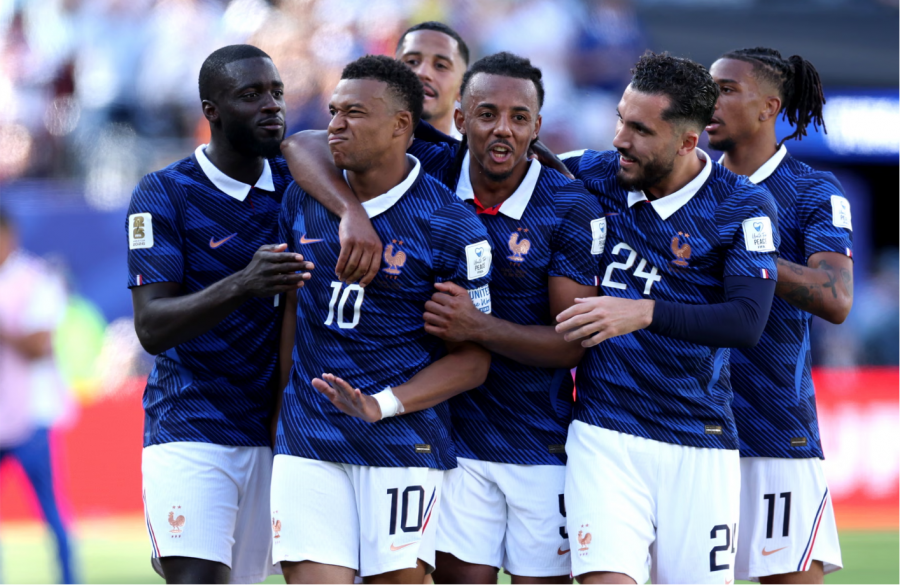 Franca udhëtoi në Botëror me avionë të përdorur për deportimet e emigrantëve në SHBA