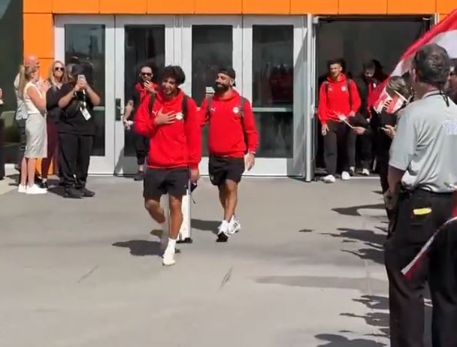 VIDEO/ Brohorima dhe duartrokitje për 'Faraonët', stafi i hotelit i jep lamtumirën speciale Egjiptit