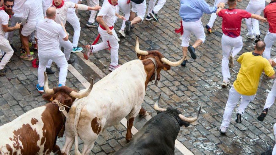 Trembëdhjetë persona u plagosën rëndë gjatë vrapimit të tretë me dema në Pamplona të Spanjës