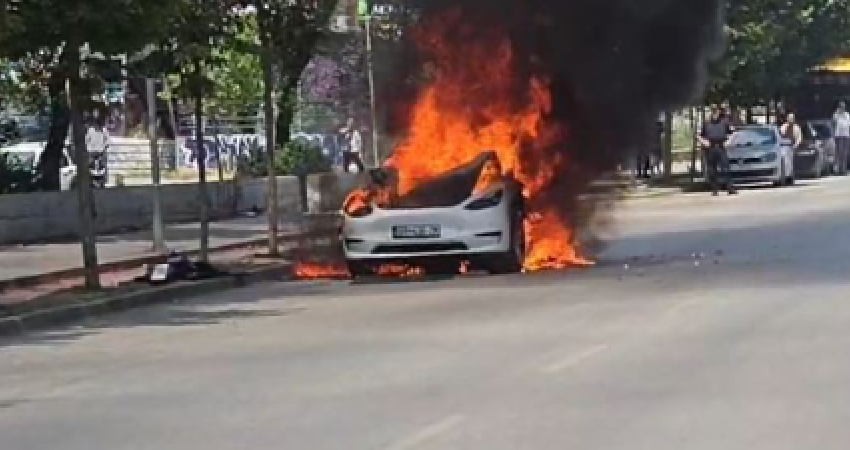 Digjet një taksi në “Rrugën B” në Prishtinë, intervenojnë zjarrfikësit dhe policia