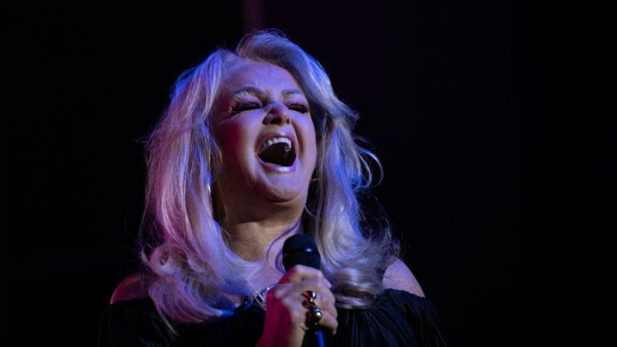 vdes-ne-moshen-75-vjecare-kengetarja-e-hitit-total-eclipse-of-the-heart-bonnie-tyler